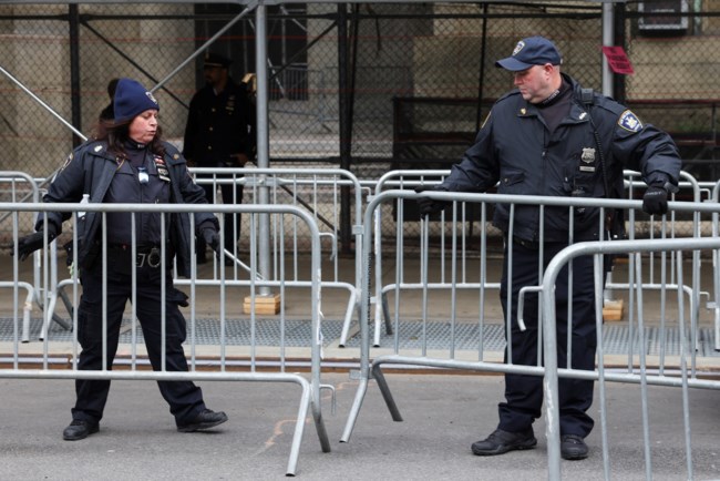 Στη Νέα Υόρκη ο Τραμπ για να εμφανιστεί στο δικαστήριο: Θα του πάρουν αποτυπώματα και θα τον φωτογραφήσουν ως κατηγορούμενο
