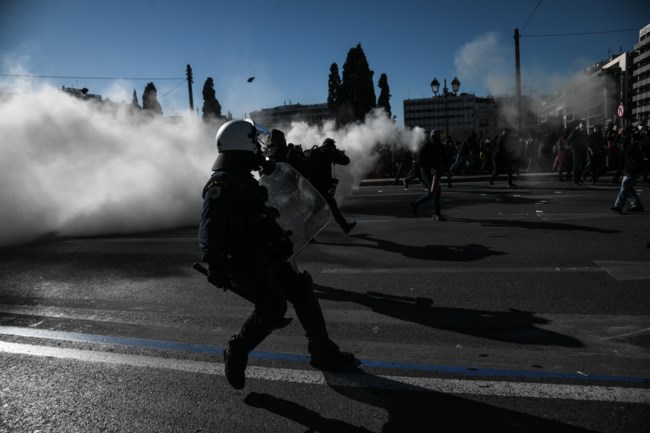 Επεισόδια στο πανεκπαιδευτικό συλλαλητήριο της Αθήνας - Προσαγωγές στη Θεσσαλονίκη [βίντεο, εικόνες]