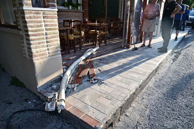 Μενίδι: Λεωφορείο έπεσε σε κολώνα δίπλα σε ταβέρνα στη Λεωφόρο Δημοκρατίας