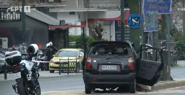Λ. Αλεξάνδρας: Ντοκουμέντο από το σοβαρό τροχαίο - Παραβίασε κόκκινο και εκσφενδόνισε το άλλο ΙΧ πάνω σε ταξί [Βίντεο]