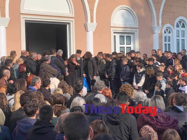 Αλεξανδρούπολη: Θρήνος στην κηδεία του 15χρονου που έπεσε στο κενό - "Λύγισαν" οι γονείς και ο ιερέας παππούς [εικόνες]