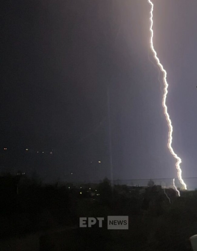 Βούλα: Η στιγμή που χτυπάει κεραυνός και προκαλεί πυρκαγιά - Συγκλονιστικές εικόνες