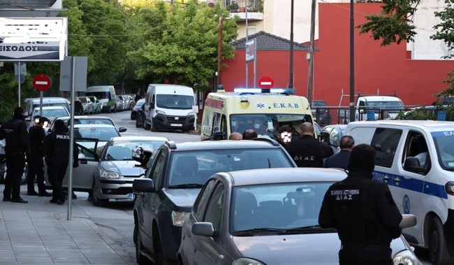 Αιματηρό επεισόδιο στη Λάρισα: Δύο άτομα στο νοσοκομείο από επίθεση με μαχαίρι- Σύλληψη μπροστά στην κάμερα