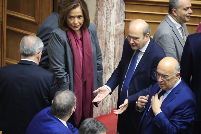 Στιγμιότυπα από την ψηφοφορία στη Βουλή: Η παρουσία Καραμανλή, το "πηγαδάκι" της Ντόρας και τα υπουργικά "δίδυμα"