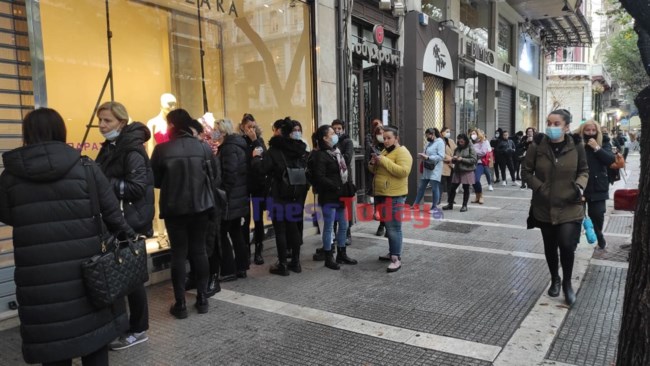 Θεσσαλονίκη: Ουρές πριν ανοίξουν τα μαγαζιά για την Black Friday [εικόνες - βίντεο]