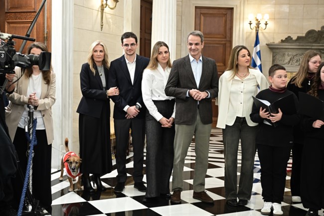 Τα κάλαντα των Χριστουγέννων στον Πρωθυπουργό από το Μουσικό Σχολείο Αλίμου