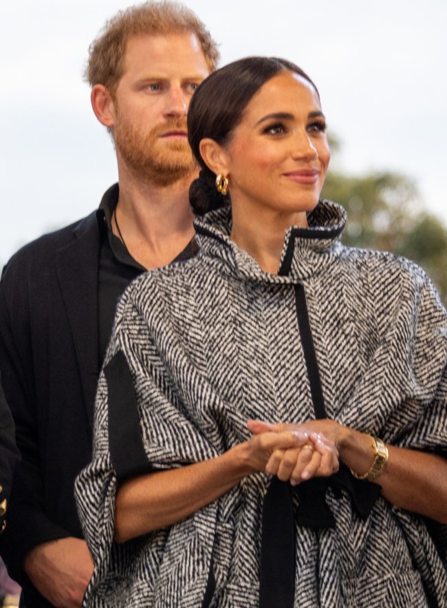 Η Μέγκαν Μαρκλ με δραματική κάπα Carolina Herrera και παντελόνι που θα ενέκρινε η Audrey Hepburn