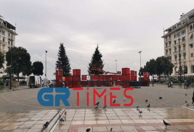 Θεσσαλονίκη: Στολίζονται τα Χριστουγεννιάτικα δέντρα στην Αριστοτέλους [εικόνες και βίντεο]