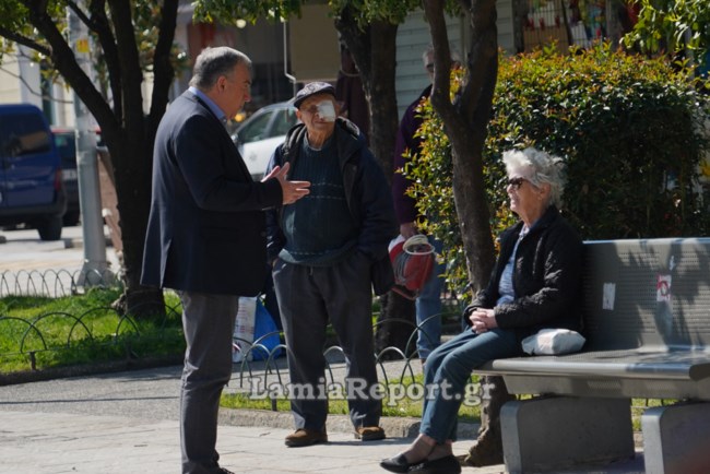 Λαμία: Ο δήμαρχος "μαζεύει" απείθαρχους ηλικιωμένους από τα παγκάκια!