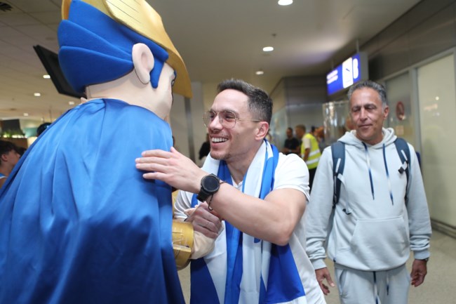 Έφθασε ο Λευτέρης Πετρούνιας στο "Ελ. Βενιζέλος": "Μου ζητήθηκε και το παρέδωσα" είπε για το χάλκινο μετάλλιο