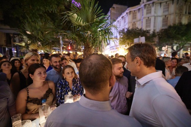 Μητσοτάκης στη ΔΕΘ: Ενθουσιαμένοι οι νέοι της ΟΝΝΕΔ που τα είπαν με τον πρωθυπουργό