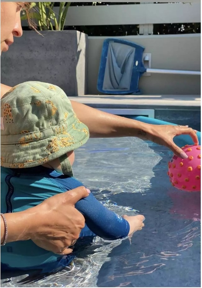 Ελένη Φουρέιρα: Τα παιχνίδια στην πισίνα με τον πέντε μηνών γιο της - Το μακρυμάνικο μαγιό για απόλυτη προστασία