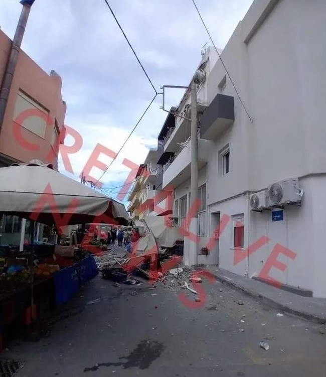 Κρήτη: Μπαλκόνι έπεσε πάνω σε πάγκους λαϊκής αγοράς στο Ηράκλειο [εικόνες - βίντεο]