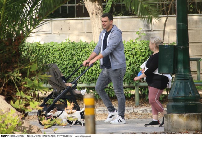 Βασίλης Κικίλιας: Βόλτα στο Ζάππειο με τον γιο του και το σκυλάκι της Μπαλατσινού