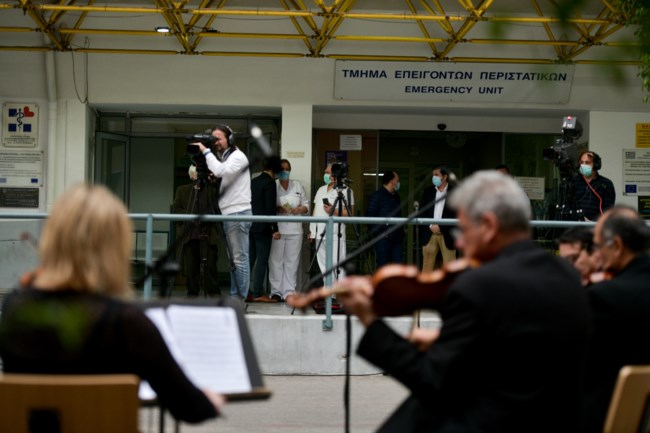 Υπέροχο: Η ορχήστρα της ΕΡΤ έκανε συναυλία στο προαύλιο του "Ευαγγελισμού" [εικόνες-βίντεο]