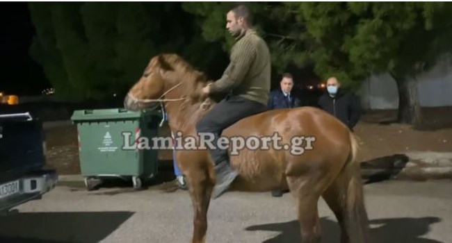 Ένα άλογο προκάλεσε αναστάτωση στη Λαμία - Ξέφυγε και έτρεχε αφιονισμένο στην πόλη [εικόνες-βίντεο]
