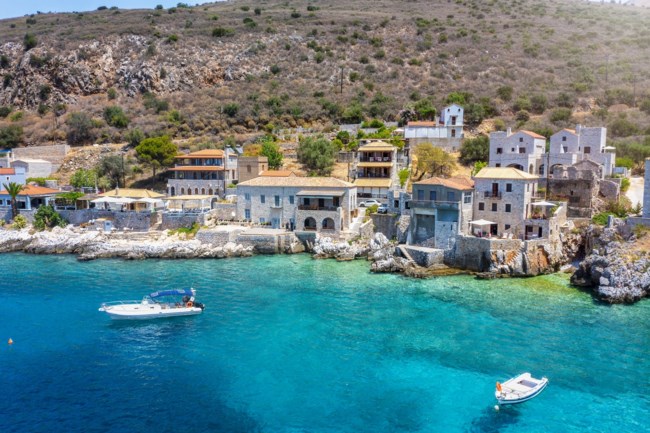 Το παραθαλάσσιο χωριό της Πελοποννήσου που έγινε διεθνές trend -Πύργοι, πέτρινα σπίτια, γαλαζοπράσινα νερά