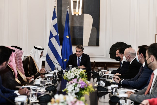 Συνάντηση Μητσοτάκη με τον Υπουργό Επενδύσεων της Σαουδικής Αραβίας - Ο διάλογος στο Μαξίμου