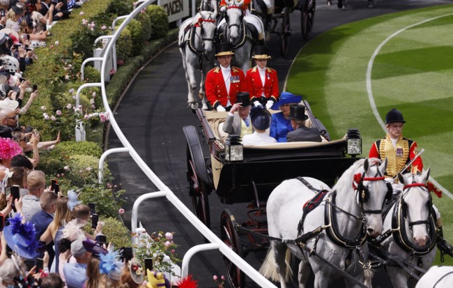 Φίλιππος - Νίνα Φλορ: Εντός πρωτοκόλλου στο Royal Ascot - Το κεντημένο φόρεμα αξίας 7.000 ευρώ της πάμπλουτης κληρονόμου