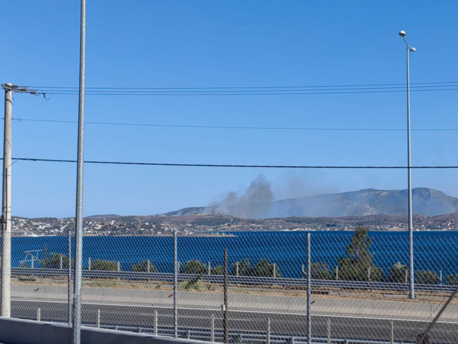 Φωτιά στη Σαλαμίνα: Τρία μέτωπα μέσα σε λίγη ώρα - Εμπρησμό "βλέπει" ο δήμαρχος του νησιού [εικόνες-βίντεο]
