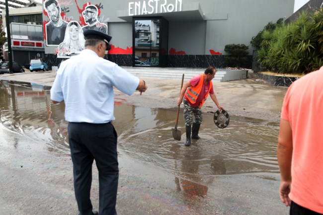Κακοκαιρία: Ποτάμια οι δρόμοι στην Αθήνα - Έκλεισαν Βουλιαγμένης και Ποσειδώνος, πλημμύρισαν η Πειραιώς και η Κωνσταντινουπόλεως [Εικόνες - Βίντεο]