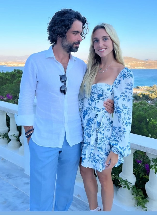Μαριάννα Γουλανδρή Λαιμού: Στην Πάρο με φλοράλ μίνι φόρεμα στην αγκαλιά του συζύγου της Φίλιππου Λαιμού