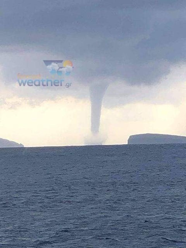 Εντυπωσιακός υδροστρόβιλος και στην Σαντορίνη [εικόνες και βίντεο]
