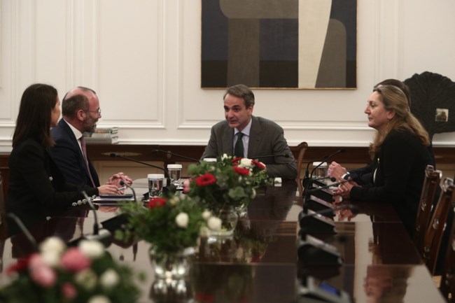Συνάντηση Μητσοτάκη με τον πρόεδρο του Ευρωπαϊκού Λαϊκού Κόμματος Μάνφρεντ Βέμπερ- Συζήτησαν για το μέλλον της ΕΕ