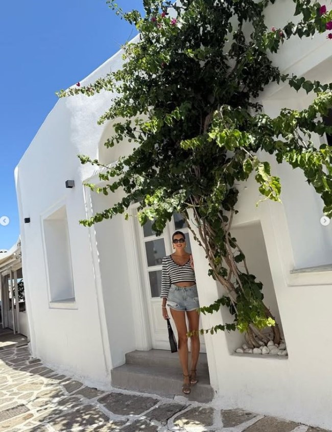 Σταματίνα Τσιμτσιλή: Το φωτογραφικό άλμπουμ των διακοπών της στην Πάρο