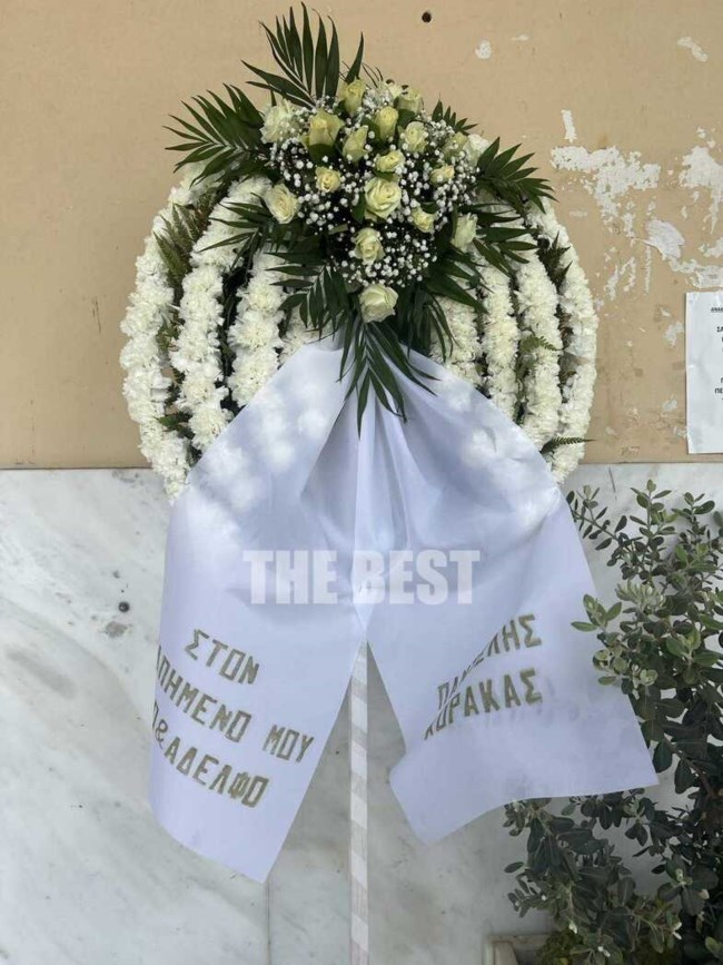 Πάτρα: Θρήνος στην κηδεία του 30χρονου Κώστα - Τον αποχαιρέτησαν με μουσική, τραγούδια και χειροκροτήματα