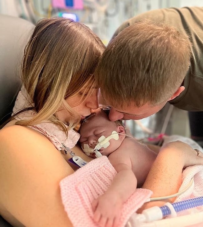 Τραγωδία στη Βρετανία με βρέφος που πέθανε έπειτα από γέννα στο σπίτι - Τα θανάσιμα λάθη που έκαναν οι μαίες