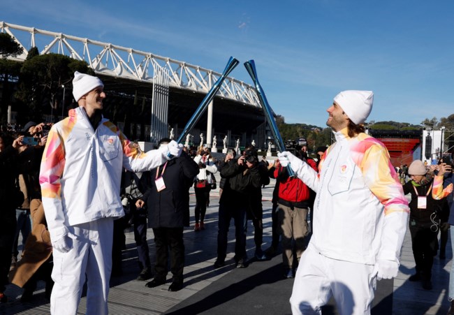 Ολυμπιονίκης της ζωής: Ο Ακίλε Πολονάρα λαμπαδηδρόμος των Χειμερινών Αγώνων - Σηκώθηκε από το αμαξίδιο [βίντεο]