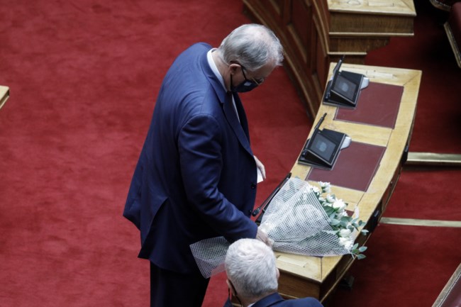 Φώφη Γεννηματά: Λευκά τριαντάφυλλα στο έδρανο της προέδρου του ΚΙΝ.ΑΛ.- Διακόπτει τις εργασίες της η Βουλή [εικόνες]