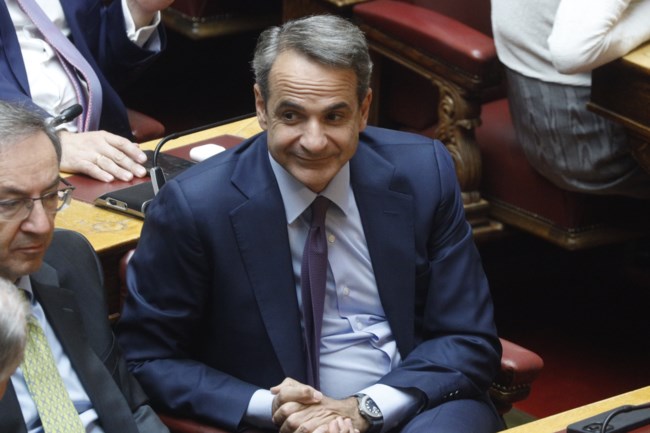 Βουλή: Οι χαμογελαστοί, οι αγκαλιές και οι "βαρυπενθούσες"- Τα συναισθήματα που αποκάλυψε ο φακός [φωτογραφίες]