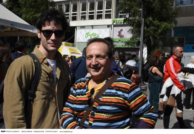 Ο Μπιμπίλας απολογείται για τις φωτογραφίες με τους χαμογελαστούς ηθοποιούς στη διαδήλωση για τα Τέμπη