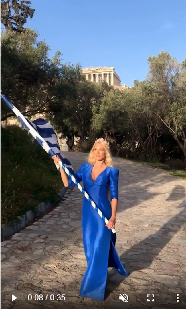 Βικτώρια Καρύδα: Στα καλλιστεία Miss Europe με μπλε φόρεμα και την γαλανόλευκη