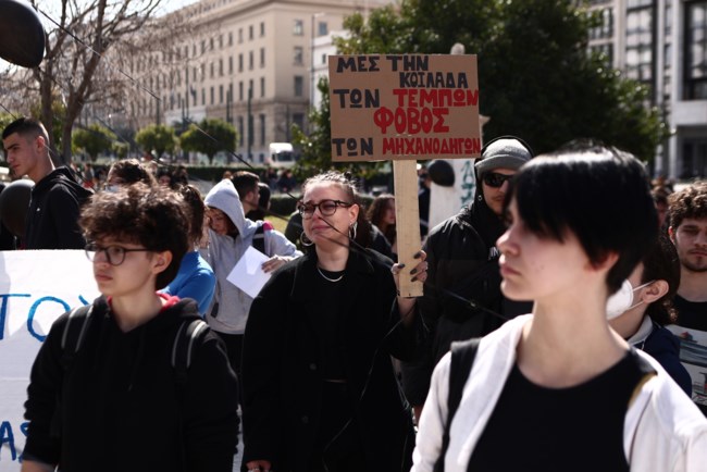 "Για τα παιδιά στα Τέμπη": Με μαύρα μπαλόνια διαδηλώσαν οι μαθητές σε όλη τη χώρα [εικόνες, βίντεο]