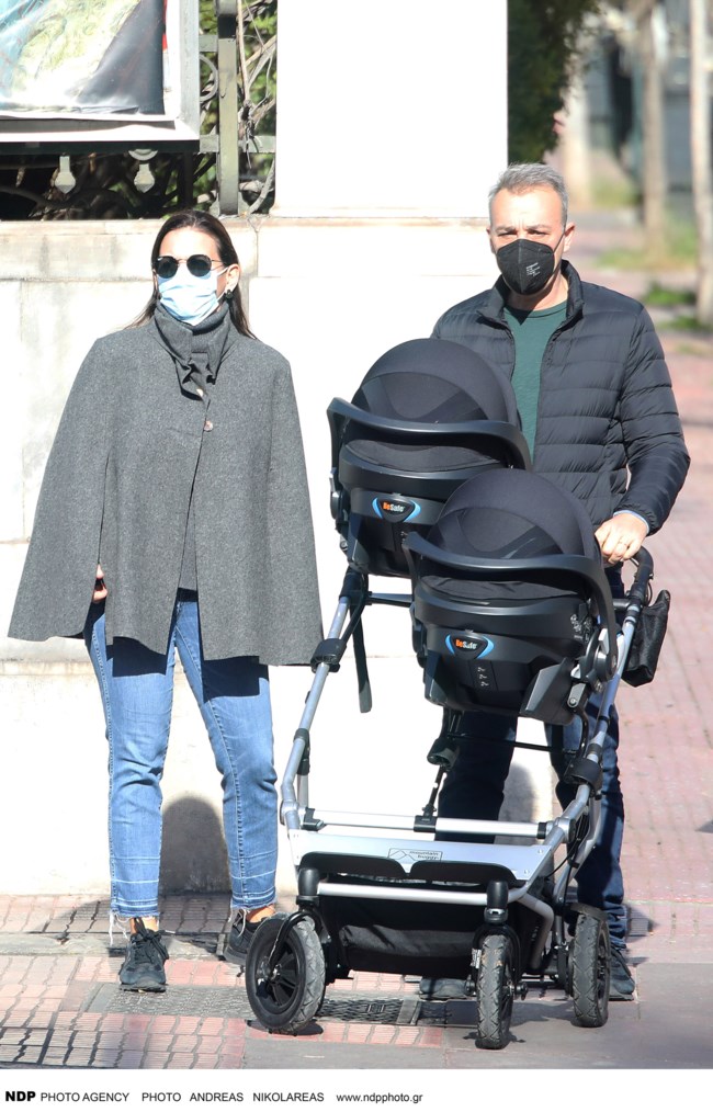 Όλγα Κεφαλογιάννη: Βόλτα με τα δίδυμα με casual look - Πώς συνδύασε την απίθανη γκρι κάπα της