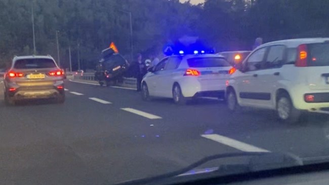 Τροχαίο στην Κατεχάκη: Τζιπ καβάλησε τα διαχωριστικά κιγκλιδώματα