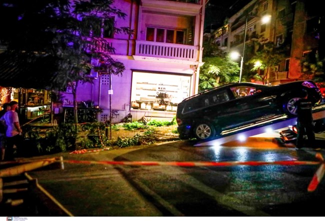 Πανικός στο Κολωνάκι: Αυτοκίνητο έπεσε σε πεζούς έξω από εστιατόριο - 12 τραυματίες [εικόνες - βίντεο]