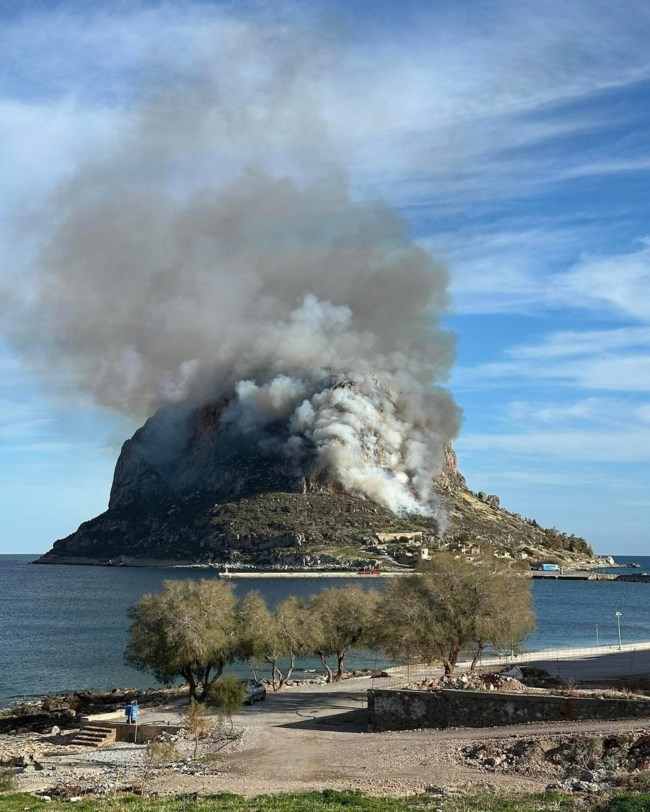 Φωτιά στη Μονεμβασιά: Δύο ενεργά μέτωπα - Σηκώθηκαν  ελικόπτερα
