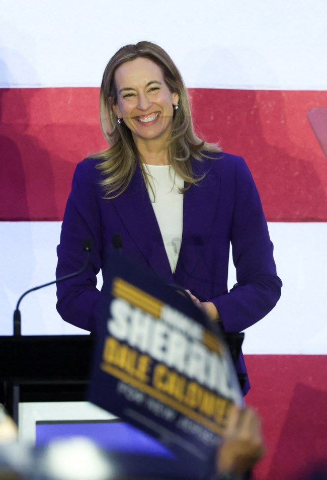 Ιστορικές νίκες για τους Δημοκρατικούς σε Νιου Τζέρσεϊ και Βιρτζίνια: Η πιλότος και η πρώην πράκτορας της CIA