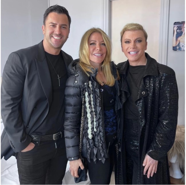 Μαριάννα Λάτση: Η casual εμφάνιση με ιδιαίτερο τζάκετ και κολάν στο θέατρο Παλλάς