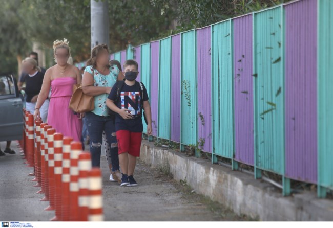 Ανοιγμα σχολείων: Πρώτο κουδούνι και αγιασμός για 1,4 εκατ. μαθητές με μάσκες, θερμομέτρηση και αντισηπτικά [εικόνες]