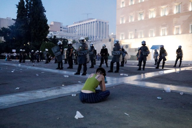 Επεισόδια στο Σύνταγμα: Μολότοφ και χημικά στη συγκέντρωση των αντιεμβολιαστών