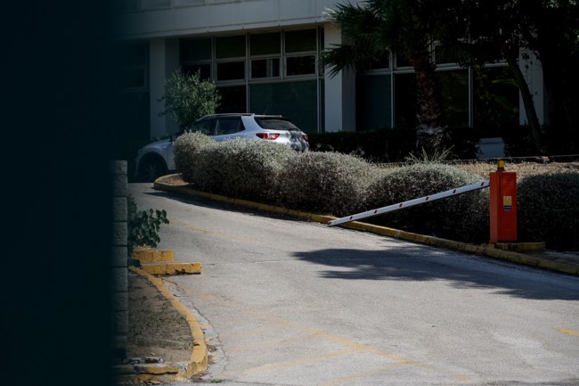Συναγερμός στην ΕΡΤ: Ανδρας με ρόπαλο εισέβαλε στο κτίριο - Εσπασε με το αυτοκίνητό του την μπάρα