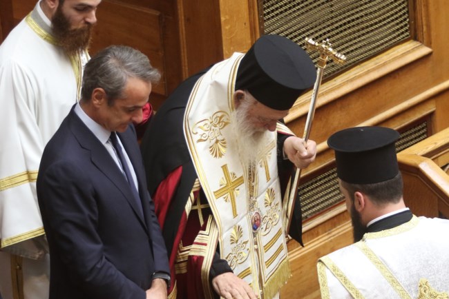 Αγιασμός Βουλής: Το απρόοπτο με την Δόμνα Μιχαηλίδου, η "καταπράσινη" Τζάκρη και η πιο βλοσυρή δεν γίνεται Ζωή [εικόνες]
