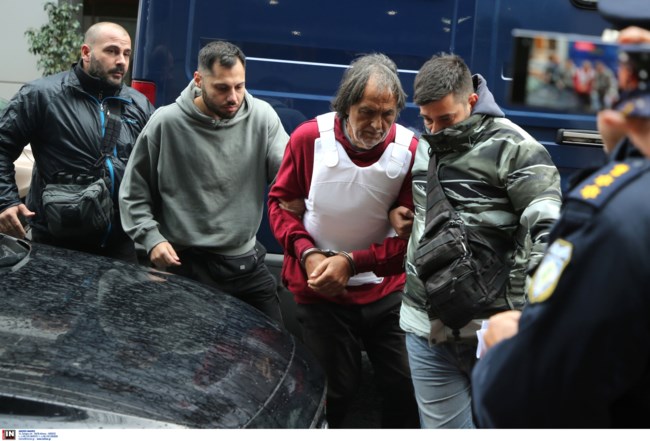Στα δικαστήρια με αλεξίσφαιρο ο 71χρονος δολοφόνος της Γεωργίας στη Σαλαμίνα [εικόνες]