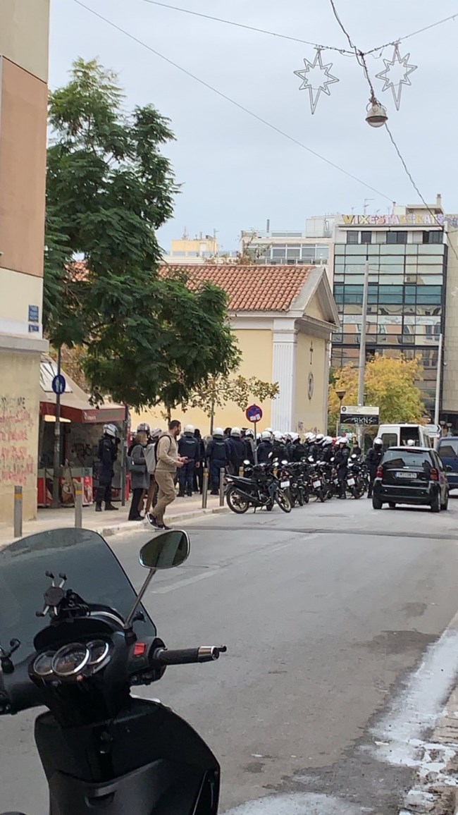 Ενταση στην ΑΣΟΕΕ: Καίνε κάδους - Προσαγωγές και συλλήψεις