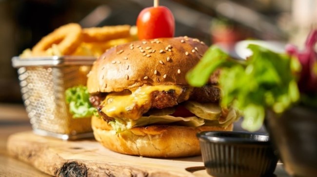 Κορωπί: "Μη αναστρέψιμη η κατάσταση του 22χρονου" - Κατάπιε μπέργκερ χωρίς να το μασήσει για ένα challenge